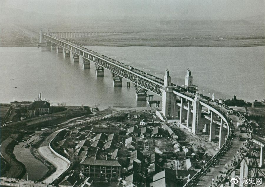 1968年12月29日， 南京長江大橋全面建成通車。這是當時中國自行設計建造的最大的鐵路、公路兩用橋。